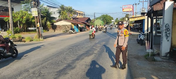 Binmas Polsek Pontianak Timur Turun ke Jalan, Atur Lalu Lintas Pagi Demi Kelancaran Aktivitas Warga