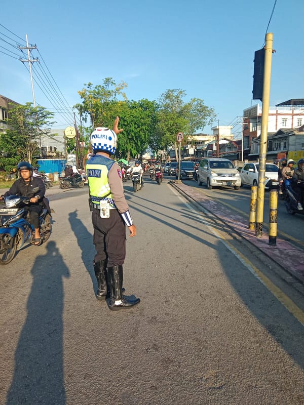 Prioritaskan Lalin Lancar, Personel Polsek Pontianak Utara Siaga di Titik Rawan Kemacetan Pagi Hari