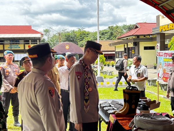 Kunjungi Polres Bartim, Wakapolda Kalteng Tinjau Kesiapsiagaan Dalmas dan Karhutla Serta Salurkan Bansos untuk Relawan
