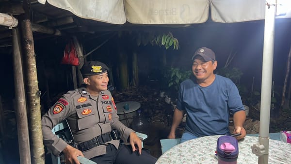Ciptakan Rasa Aman, Personel Enggang Polsek Pontianak Kota Sambangi Warga Saat Patroli Malam
