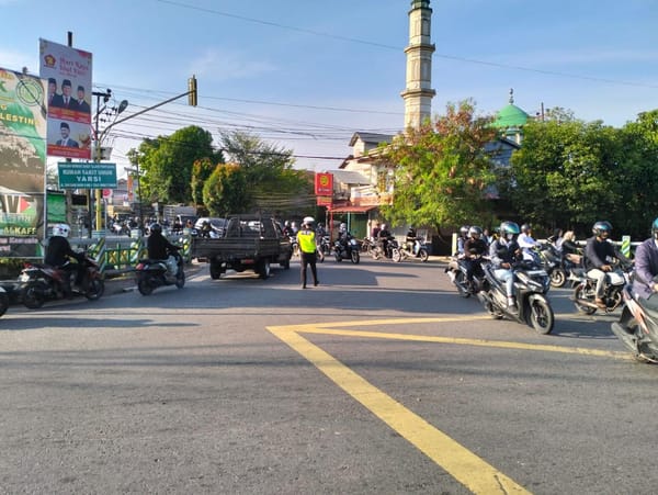 Pelayanan Pagi Hari, Unit Lantas Polsek Pontianak Timur Atur Arus Lalin di Titik Rawan