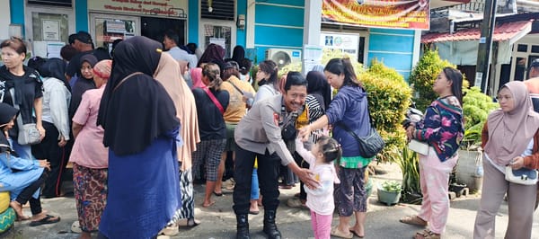 Bhabinkamtibmas Siantan Hilir Kawal Penyaluran Bansos Beras Bulog, Pastikan Tepat Sasaran
