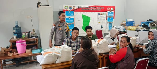 Bhabinkamtibmas Siantan Hilir Turut Ambil Bagian Penyaluran Bansos Beras Dari Bulog Kepada Masyarakat