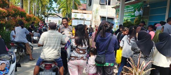 Turun Langsung ke Warga, Bhabinkamtibmas Siantan Hilir Ikut Salurkan Bantuan Beras Bulog