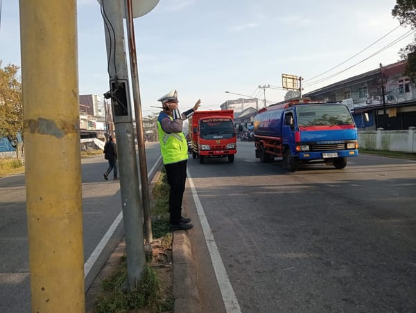 Ploting Point Pagi Personel Polsek Pontianak Utara Lakukan Pengaturan Dilokasi Padat Kendaraan