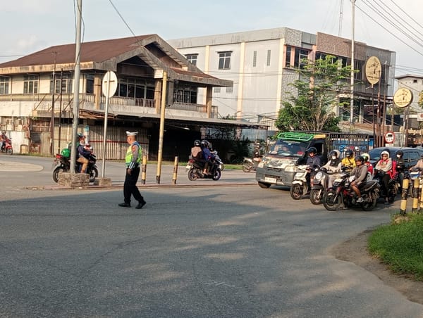 Personel Polsek Pontianak Utara Gatur Lalin di Titik Padat, Ploting Pagi Fokus Kelancaran Arus