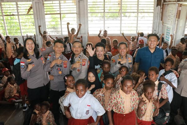 Satgas Damai Cartenz Gelar Baksos di SD Negeri Pomako 1, Beri Edukasi dan Keceriaan bagi Siswa