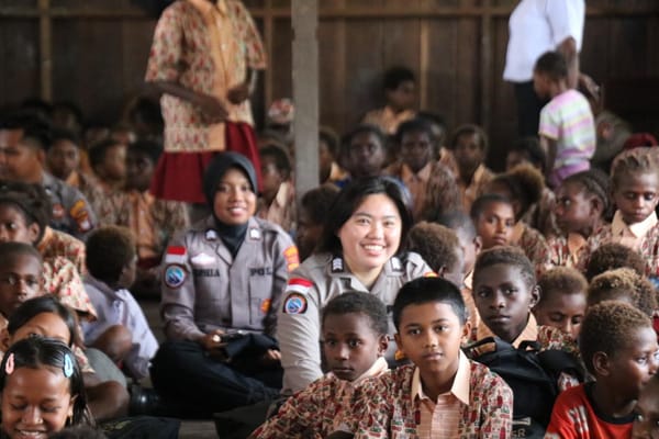 Hadirkan Keceriaan dan Edukasi Bagi Siswa, Satgas Damai Cartenz Gelar Bakti Sosial di SD Negeri Pomako 1