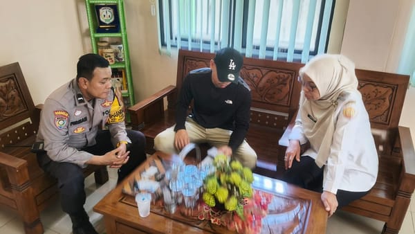 Bhabinkamtibmas Parit Mayor Bersama Lurah Mediasi Permasalahan Warga di Kantor Kelurahan