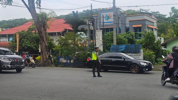 Personel Polsek Pontianak Selatan Gatur Arus Lalin, Antisipasi Kemacetan di Jam Sibuk