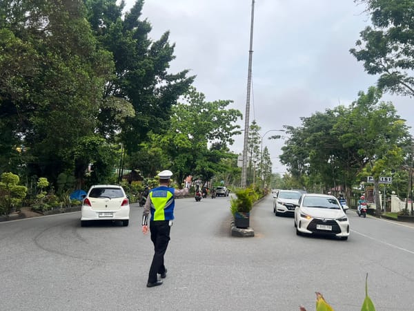 Personil Polsek Pontianak Selatan melakukan pengaturan arus lalin, Cegah Macet Lalin