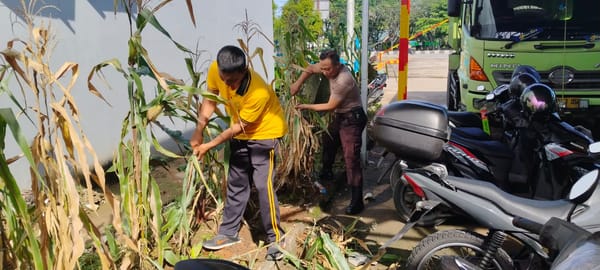 Ciptakan Lingkungan Bersih, Kapolsek Pontianak Timur Pimpin Kegiatan Korvey Bersama Personel
