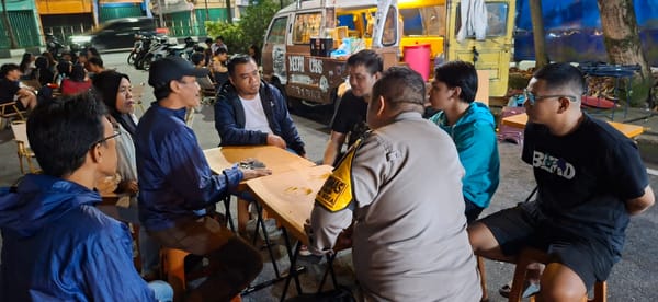 Bhabinkamtibmas Polsek Pontianak Kota Dampingi Petugas Kelurahan Darat Sekip Tindak Lanjuti Aduan Warga Terkait Aktivitas Warkop