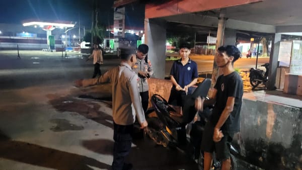 Patroli Malam Minggu Aman Polsek Pontianak Utara Sambangi Warga Imbau Tak Konsumsi Miras Dan Narkoba