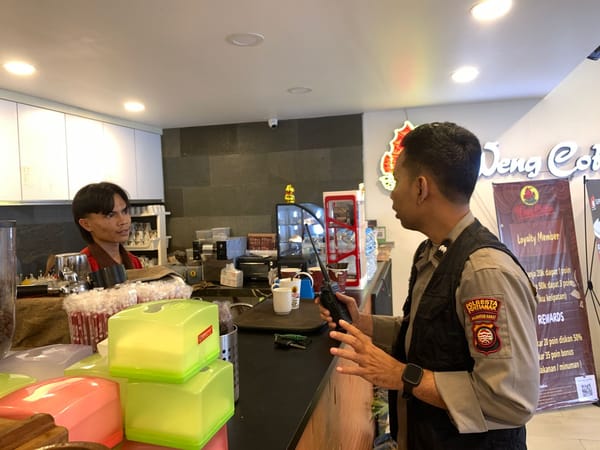 Hadir untuk Masyarakat, Enggang Polsek Pontianak Barat Laksanakan Patroli Himbauan di Lokasi Usaha Warga