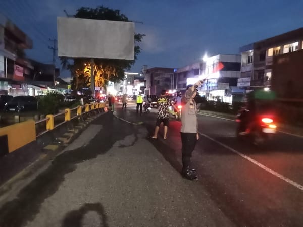 Polisi Sigap Tangani Tumpahan Solar di Depan Mall Ramayana, Arus Lalu Lintas Kembali Lancar