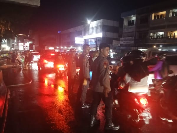 Respon Cepat Polisi Tangani Tumpahan Solar di Depan Mall Ramayana, Lalu Lintas Kembali Normal