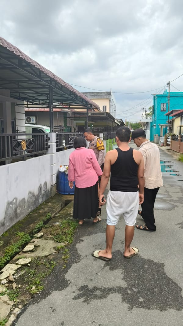 Aduan Warga Ditindaklanjuti, Bhabinkamtibmas Parit Mayor Cek Sumber Bau Menyengat di Komplek Villa Parma