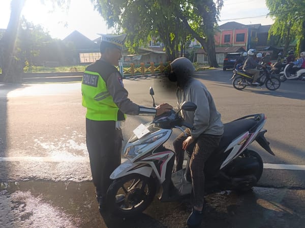 Secara Humanis, Kanit Lantas Polsek Pontianak Kota Ingatkan Pengendara Motor Gunakan Helm