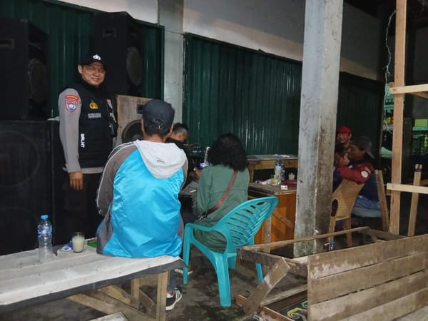 Patroli Dialogis Malam Hari, Aipda Kurniawan Sampaikan Himbauan Kamtibmas di Pasar Tengah