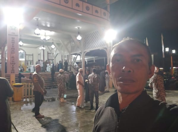 Personel Polsek Pontianak Timur Laksanakan Pengamanan Kegiatan Halalbihalal di Keraton Kadriyah Pontianak
