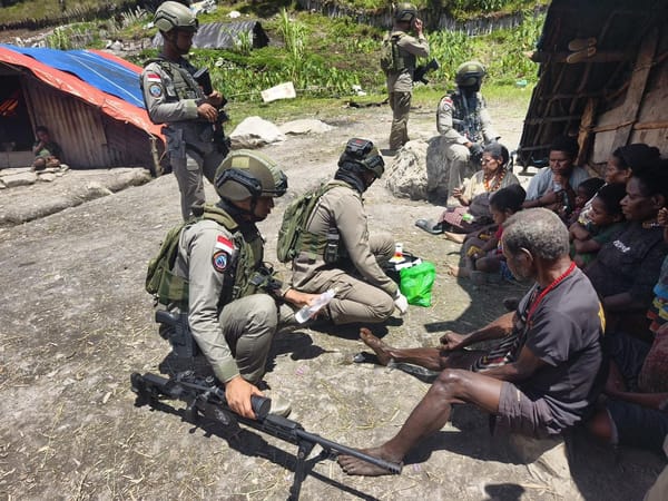 Satgas Damai Cartenz Hadir di Pengungsian Gigobak Sinak, Gelar Patroli dan Layanan Kesehatan bagi Warga