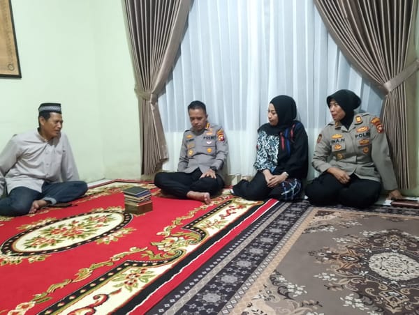 Kapolresta Pontianak Sambangi Rumah Duka Personel, Sampaikan Belasungkawa