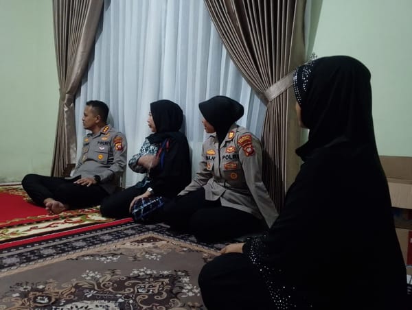 Wujud Empati, Kapolresta Pontianak Melayat ke Rumah Duka Anggota