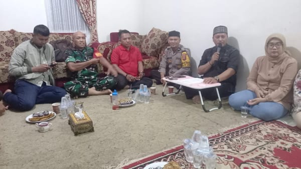Lurah, Bhabinkamtibmas, dan Bhabinsa Kompak Hadir di Peremajaan RT, Perkuat Kamtibmas dan Beri Penghargaan Warga