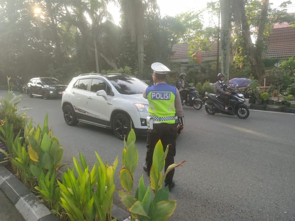 Personil Polsek Pontianak Selatan melakukan pengaturan arus lalin, Cegah Macet Lalin