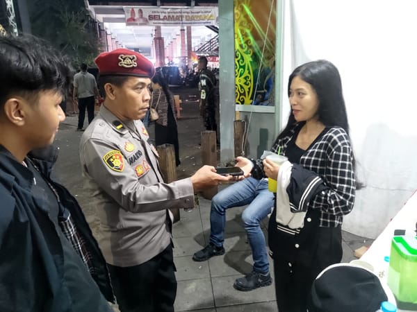 Humanis di Tengah Naik Dango, Personel Polsek Pontianak Kota Kembalikan HP Pengunjung di Rumah Radakng