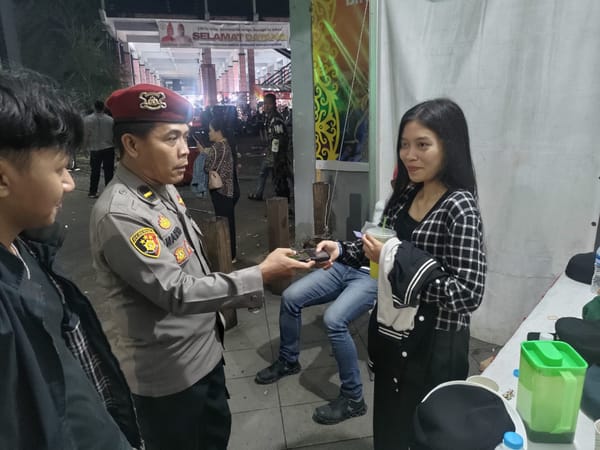 Saat Festival Naik Dango di Rumah Radakng, Polisi Tunjukkan Kepedulian dengan Mengembalikan HP Warga