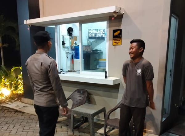 Patroli Enggang Polsek Pontianak Kota Intensifkan Kunjungan ke Satpam Perumahan, Tingkatkan Kewaspadaan Malam