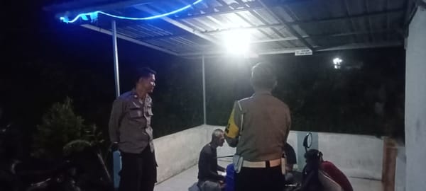 Sambangi Penjaga Malam, Polisi Sampaikan Pesan Kamtibmas di Wilayah Enggang Timur