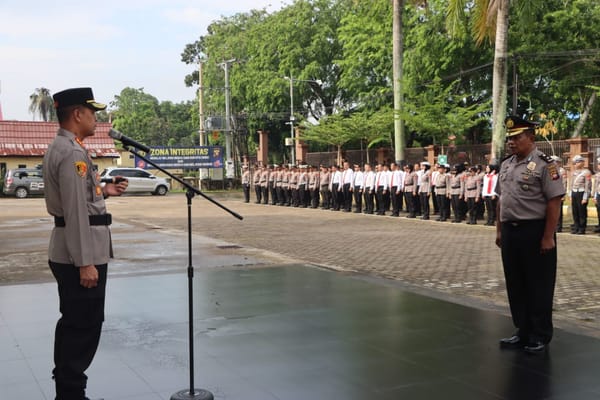 Kapolresta Pontianak Pimpin Upacara Kenaikan Pangkat Pengabdian sebagai Bentuk Apresiasi Personel