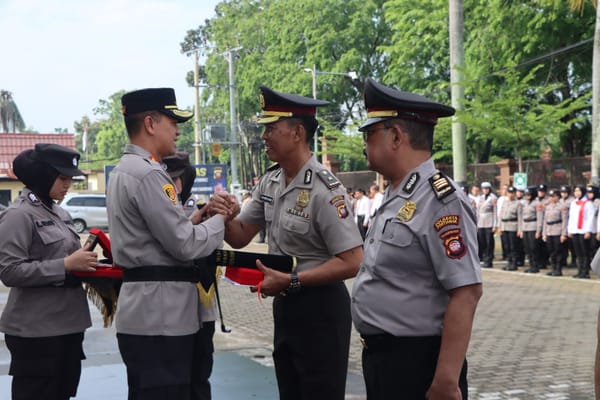 Kapolresta Pontianak Lepas Tiga Perwira Purna Bhakti dalam Apel Penghormatan