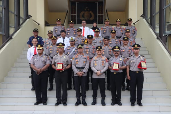 Suasana Haru Iringi Pelepasan Tiga Perwira Purna Bhakti oleh Kapolresta Pontianak