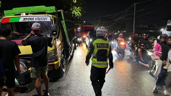 Unit Lantas Polsek Pontianak Timur Tangani Laka Tunggal Truk Fuso di Jalan Sultan Hamid II