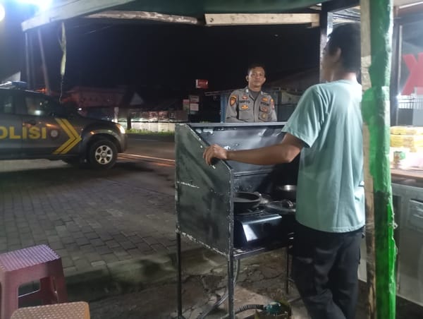 Cegah Premanisme, Patroli Enggang Polsek Pontianak Utara Sambangi Pedagang Kaki Lima