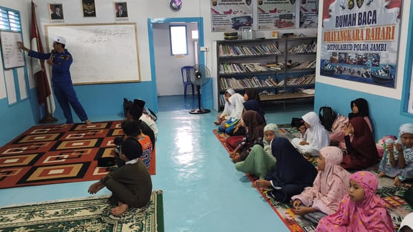 Ditpolairud Polda Jambi Edukasi Anak Pesisir Batanghari Lewat Kegiatan di Rumah Baca Bhayangkara Bahari