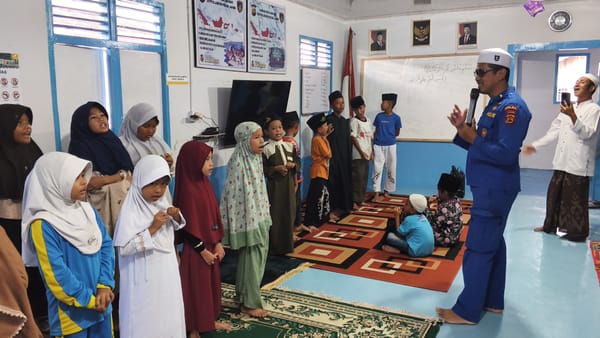 Ditpolairud Polda Jambi Gelar Kegiatan Di Rumah Baca Bhayangkara Bahari, Tanamkan Nilai Religi dan Edukasi bagi Anak Pesisir Sungai Batanghari