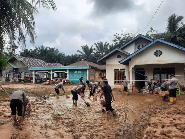 Satbrimob Polda Jambi Sigap Bantu Warga Terdampak Banjir di Sarolangun