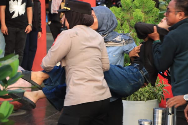 Aksi Cepat Kapolsek Pontianak Selatan Bersama Warga Evakuasi Korban Kecelakaan di Bundaran Digulis