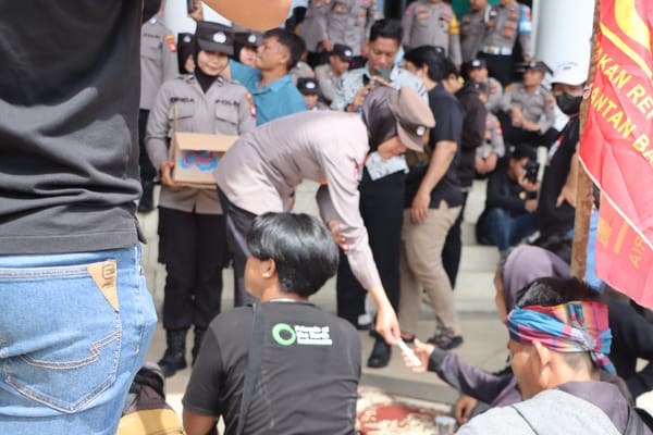 Polwan Polresta Pontianak Tunjukkan Kepedulian, Bagikan Air Minum di Aksi May Day Kalbar