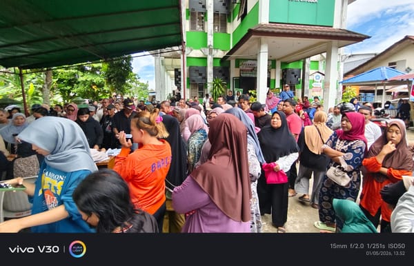 Monitoring Ketat, Bhabinkamtibmas Siantan Hulu Pastikan Bantuan Beras Sampai ke KPM
