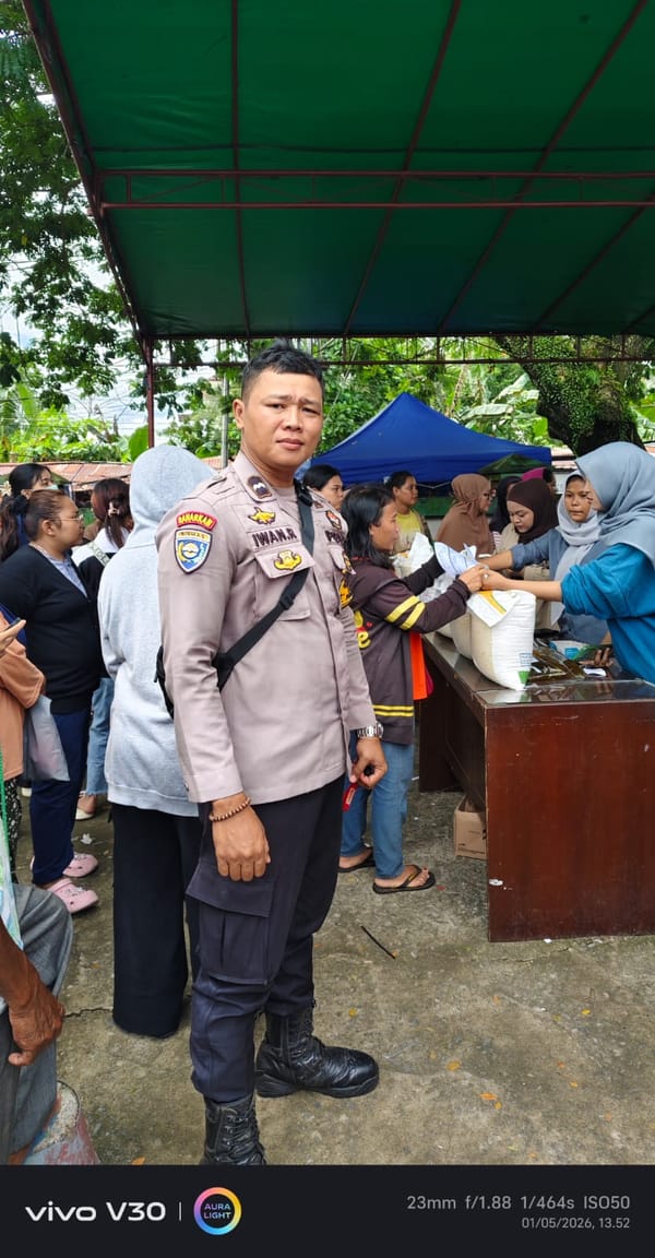 Bhabinkamtibmas Siantan Hulu Awasi Penyaluran Bantuan Beras agar Tepat Sasaran