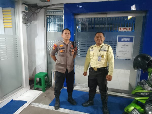 Personel Enggang Polsek Pontianak Barat Laksanakan Patroli Malam dan Edukasi Kamtibmas ke Warga