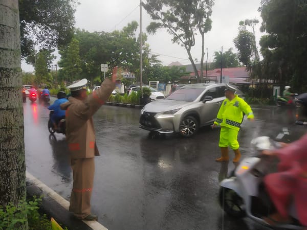 Cegah Kemacetan, Personel Polsek Pontianak Selatan Berbekal Mantel Tetap Lakukan Pengaturan Lalu Lintas di Tengah Hujan
