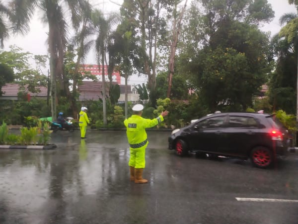 Tetap Siaga di Tengah Hujan, Personel Polsek Pontianak Selatan Atur Lalu Lintas Cegah Kemacetan