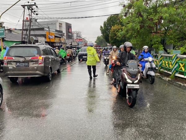Hujan Tak Halangi Tugas, Polisi Lantas Pontianak Timur Tetap Lakukan Pengaturan Pagi di Simpang Tanjung Raya